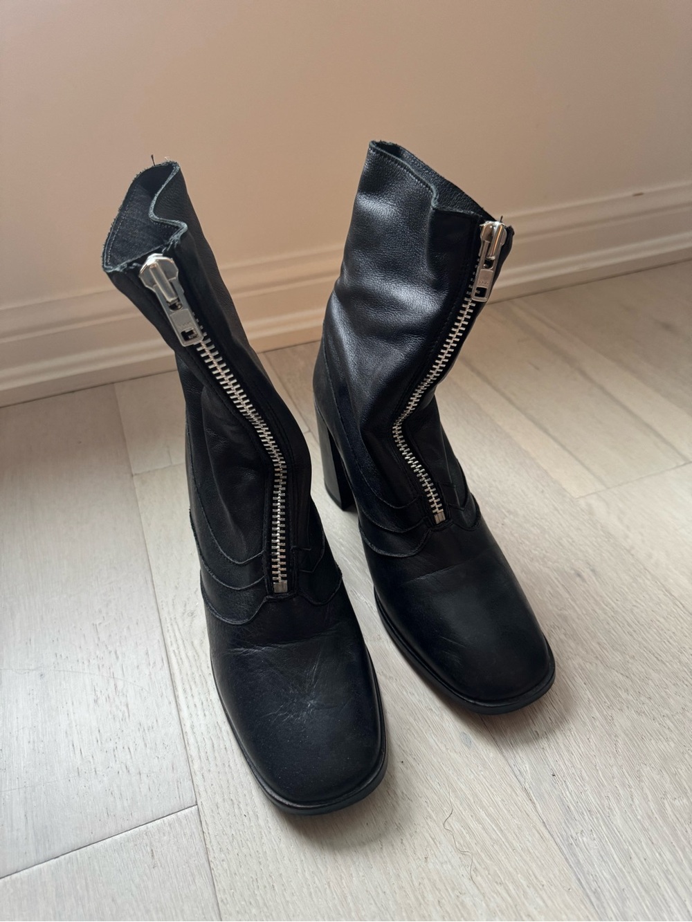 L'INTERVALLE Black Leather Zip-Front Heeled Ankle Boots